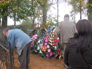 Гошина могила (рядом с отцом) в Шумилино